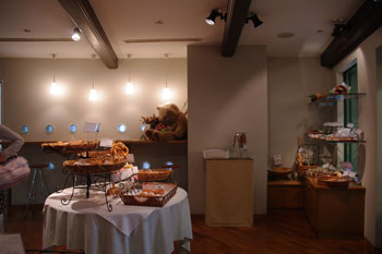 横浜日ノ出町にあるパン屋「Bakery Ruhetal」の店内