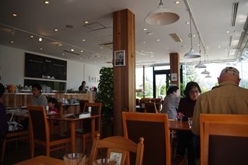 横浜あざみ野にあるレストラン「あざみ野倶楽部」の店内