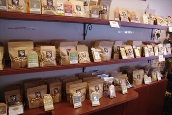 横浜元町にあるナッツ専門店「カシューツリー」の店内