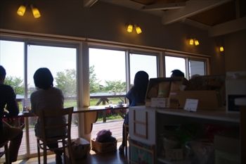 群馬県館林にあるベーカリーカフェ「ニワ」の店内