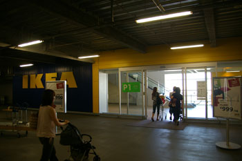 北欧インテリアのお店「IKEA 港北」の入り口(駐車場)