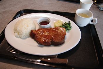 ゆめが丘ソラトスにある「マロリーポークステーキ」のランチ