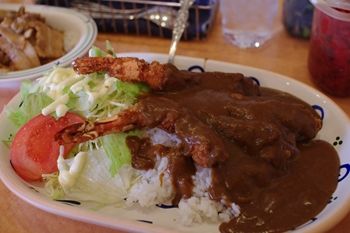 横浜杉田にある「スタミナカレーの店 バーグ」のエビフライカレー