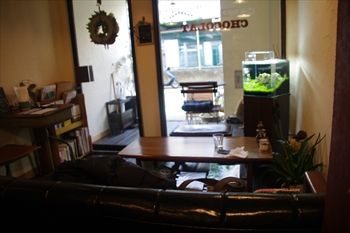 横浜黄金町にあるカフェ「カフェ ショコラ」の店内