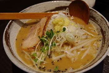 横浜センター南にあるラーメン店「らーめん縁や」のラーメン