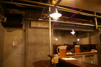 横浜西口のラーメン店「麺場 浜虎」の店内