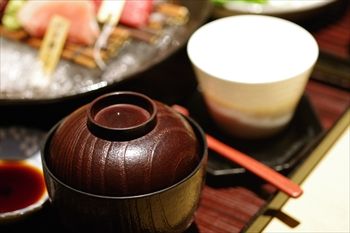 新横浜にある寿司屋「まぐろ問屋三浦三崎港」の味噌汁