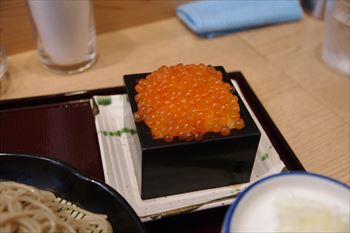 横浜白楽にある蕎麦屋「加とう」のいくら丼