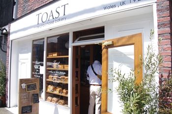 横浜山手にあるパン屋さん「TOAST」の外観