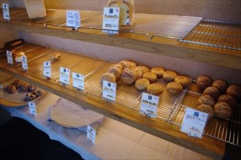 伊勢原にあるパン屋「ムール ア ラ ムール」の店内