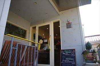 新横浜にあるパン屋「シャンドブレ」の入り口