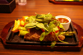 横浜ワールドポーターズのステーキハウスのハンバーグ2