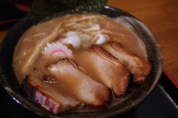 横浜西口にあるラーメン店「浜の麺バカ」のラーメン