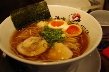 横浜吉野町にあるラーメン店「鶏喰(〜TRICK〜)」のラーメン