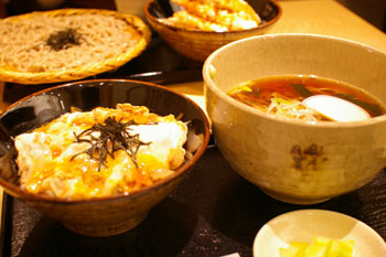 キュービックプラザ新横浜にある蕎麦屋「右衛門」の蕎麦
