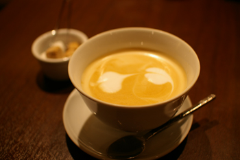 横浜西口のおしゃれなカフェ「リマプル」のカフェラテ