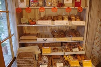 横浜日吉にあるパン屋「Bread&Food LDK」の店内