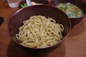 横浜東神奈川にあるつけ麺屋「イツワ製麺所食堂」のつけ麺