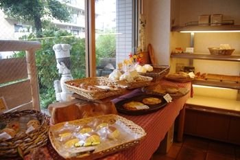 横浜十日市場にあるパン屋さん「創作夢酵母 ルパン」の店内