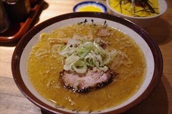 横浜桜木町にあるラーメン店「すみれ」の味噌ラーメン