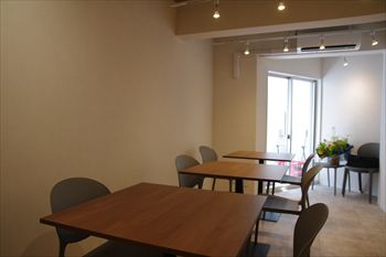 横浜菊名にあるカフェ「横浜茶寮 青寂」の店内