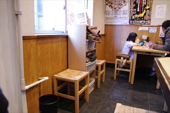 横浜白楽にあるつけ麺のお店「くり山」の店内