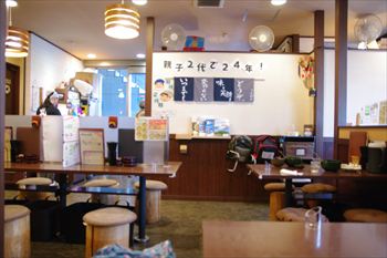 横浜センター北・南駅にあるうどん屋「関西うどん こんぴら」の店内