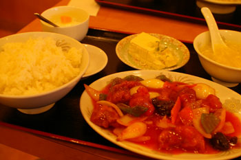 横浜大口通商店街の中華料理店「祥華飯店」の酢豚定食