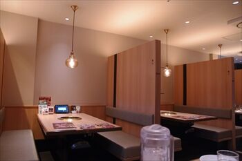 横浜センター南にある焼肉店「ワンカルビ」の店内