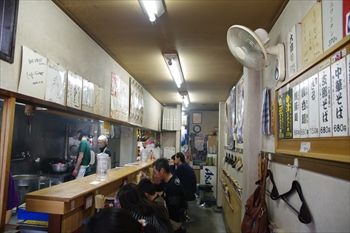 横浜仲町台にあるラーメン店「白河中華そば」の店内