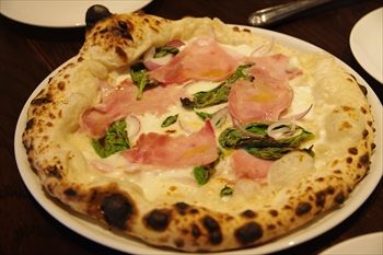 横浜みなとみらいにあるイタリアン「A16」のピザ