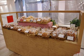 羽沢横浜国大駅近くにあるパン屋「hazaar Bakery」の店内