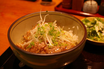 横浜ルミネにある豚肉料理のお店「黒ぶたや」の豚丼