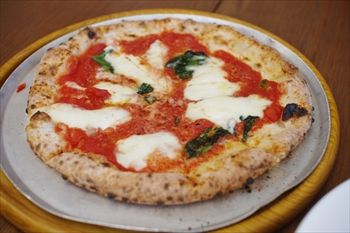 逗子にあるイタリアン「カンティーナ」のピザ