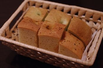 横浜関内にあるイタリアン「ヴィア トスカネッラ」のパン