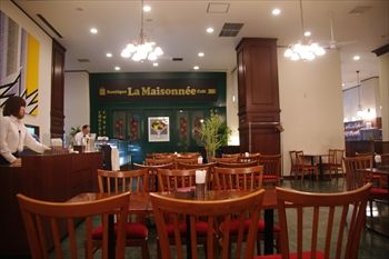 新横浜にある「ウォーターフォールカフェ」の店内