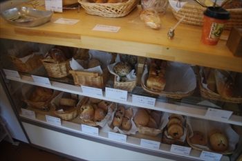 群馬県館林にあるベーカリーカフェ「ニワ」の店内