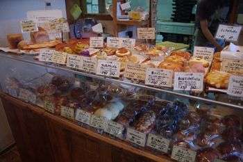 横浜こどもの国のパン屋さん「パナデリア シエスタ」の店内