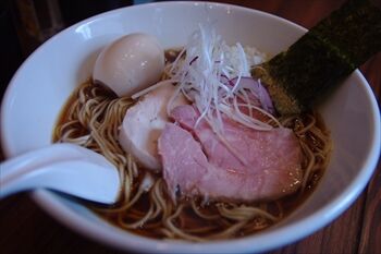 横浜白楽にあるラーメン店「紬 (つむぎ)」のラーメン