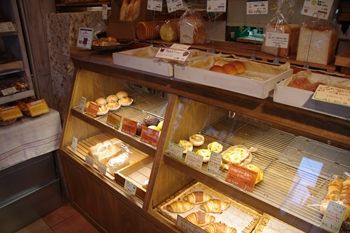 横浜日吉にあるパン屋「Bread&Food LDK」の店内