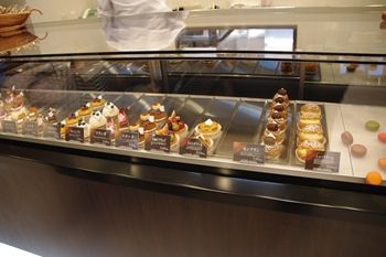 センター南にあるケーキショップ「パティスリー イケダ」の店内