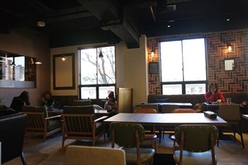横浜関内にある「kawara CAFE&DINING」の店内