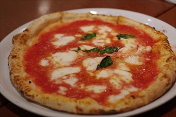 伊勢原にあるイタリアン「リストランテ アルベロベッロ」のピザ