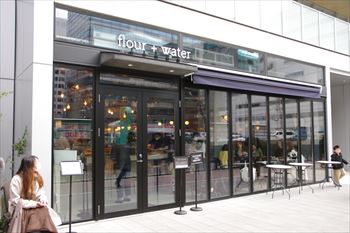 横浜にあるカフェ「flour+water(フラワーアンドウォーター)」の外観