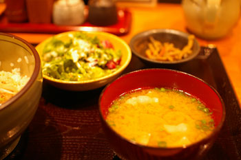 横浜ルミネにある豚肉料理のお店「黒ぶたや」の味噌汁