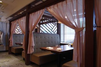 横浜センター北にある「イタリアン リゾート ペルティカ」の店内