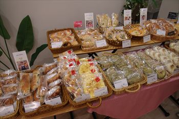 羽沢横浜国大駅近くにあるパン屋「hazaar Bakery」の店内