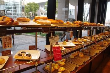 ららぽーと横浜にある「ケユカ ベーカリー」の店内