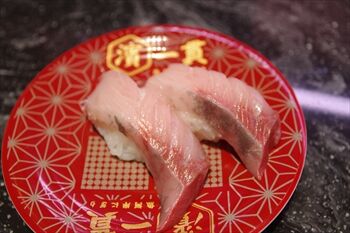 横浜ベイクオーターにある回転寿司店「濱一貫」の寿司