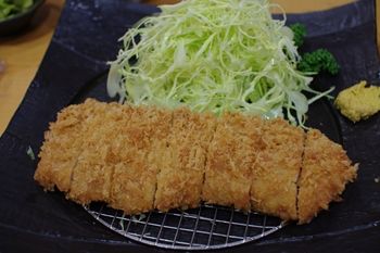 横浜白楽にある「とんかつ どーんとこい」のとんかつ定食